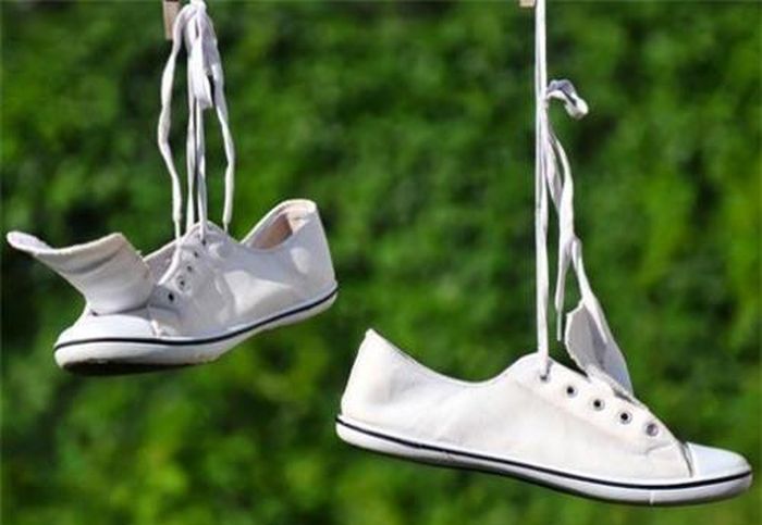 Làm sạch giày bằng kem đánh răng cũng là mẹo vặt gia đình hay