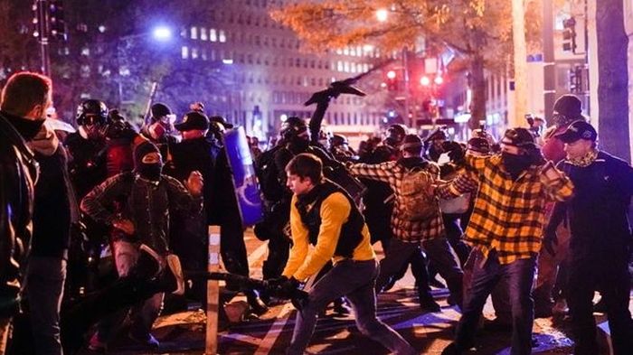 Cảnh tượng hỗn loạn khi đám đông ủng hộ và phản đối ông Trump chạm mặt nhau. Ảnh: ITN