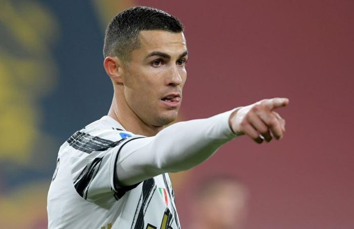  Theo Opta, Ronaldo là cầu thủ đầu tiên ở thế kỷ 21 chạm mốc 400 trận thắng tại top 5 giải VĐQG hàng đầu châu Âu. Theo sau anh là Lionel Messi (365 trận thắng) và Gianluigi Buffon (350 trận thắng).