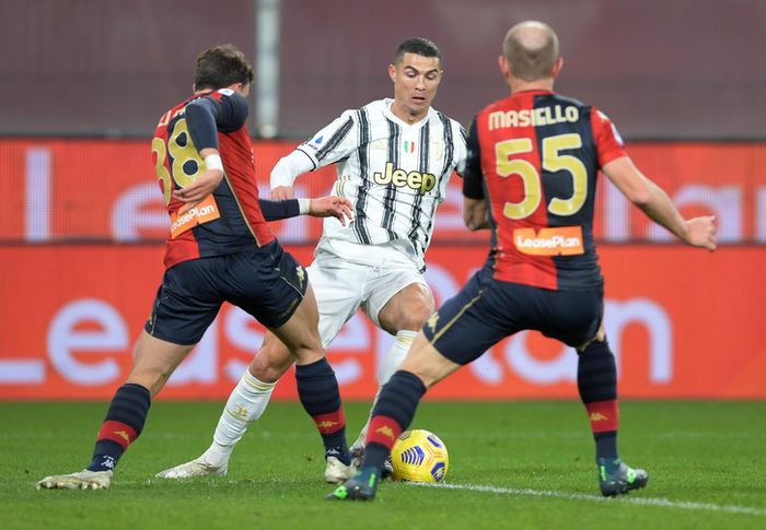  Ở trận gặp Genoa, Ronaldo thi đấu không quá nổi bật. Anh nhận sự chăm sóc kỹ lưỡng từ hàng thủ đội chủ nhà. Trước khi lập cú đúp từ chấm phạt đền, siêu sao người Bồ Đào Nha có 6 lần dứt điểm, nhưng đều không gây khó khăn cho thủ thành Perin. 