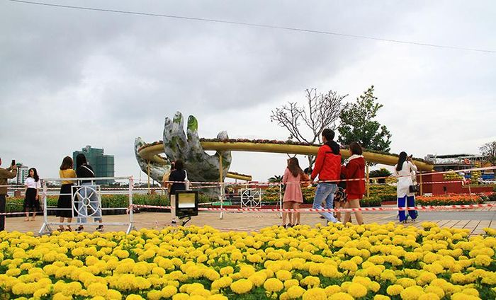 Người dân du xuân Đà Nẵng 2020. Ảnh: Q.HẢI