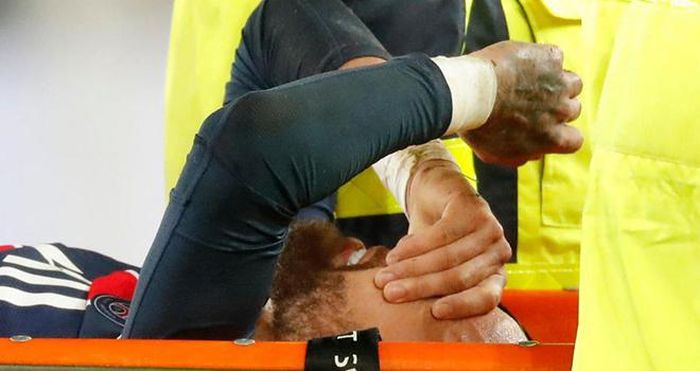 Neymar phải rời sân bằng cáng