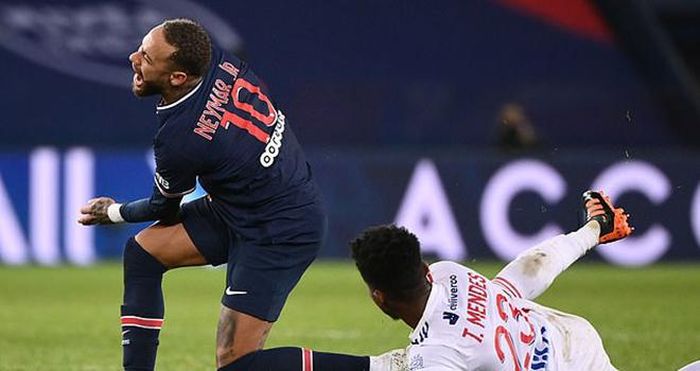 Thiago Mendes xoạc cả 2 chân vào chân trái Neymar
