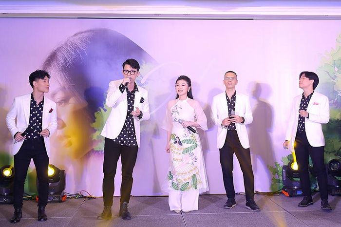 Thu Hằng và nhóm Oplus