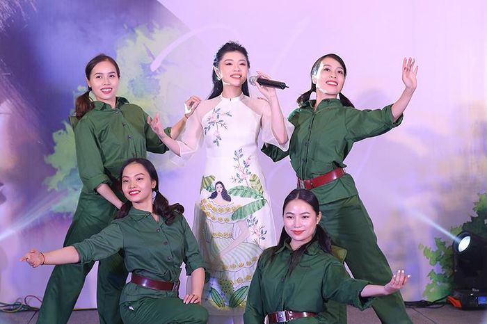 Nhiều người bất ngờ khi thấy Thu Hằng hát nhạc cách mạng