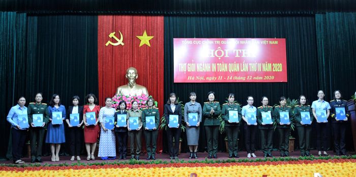  Ban Phụ nữ Quân đội trao quà tặng 21 thí sinh nữ tham gia hội thi.