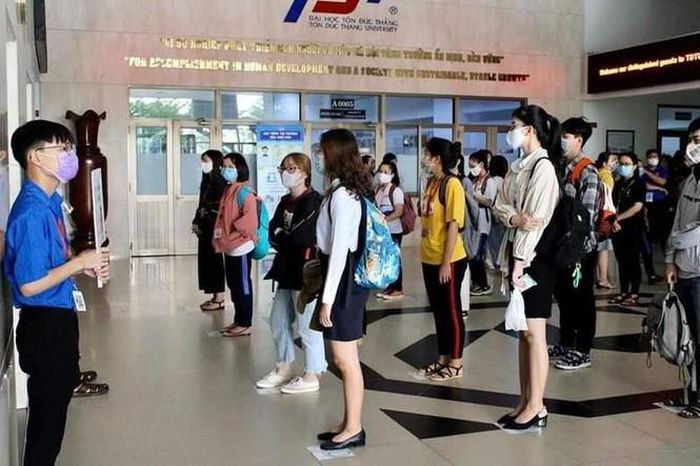 Sinh viên đi học lại phải đeo khẩu trang, rửa tay và không tụ tập.