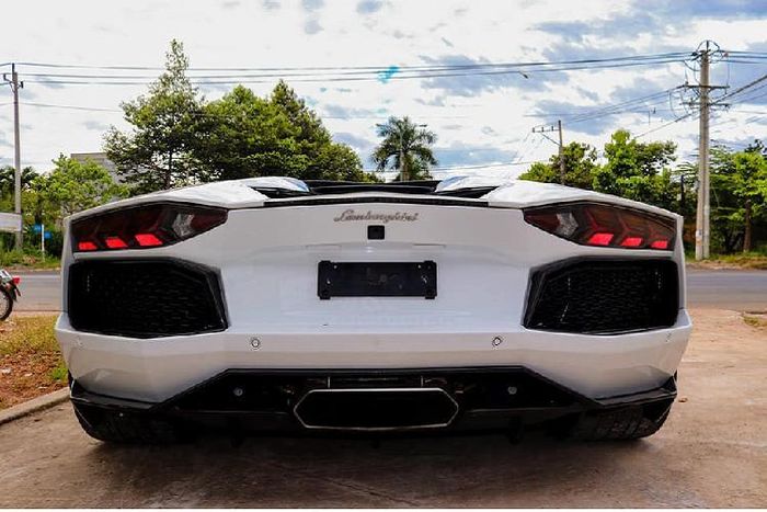 Siêu xe Lamborghini Aventador LP700-4 mui trần có 3 chế độ chạy được tích hợp hẳn trên vô lăng của xe bao gồm Strada-đường phố, Sport-thể thao và cuối cùng là Corsa-đường đua. Hiện giá xe Lamborghini Aventador LP700-4 tại Việt Nam sau khi đã đóng đủ thuế và phí... theo công bố của Bộ Tài Chính là trên 37 tỷ đồng.