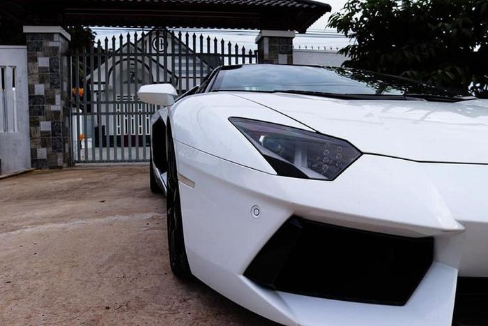 Siêu xe mui trần Lamborghini Aventador LP700-4 Roadster sử dụng động cơ V12, dung tích 6.5 lít, sản sinh công suất tối đa 700 mã lực tại vòng tua máy 8.250 vòng/phút và mô-men xoắn cực đại 690 Nm tại vòng tua máy 5.500 vòng/phút.