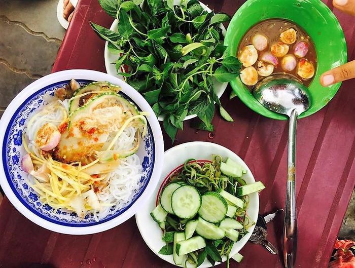 Bún mắm nêm: Món bún mắm nêm Ninh Thuận đơn giản, dân dã với các nguyên liệu quen thuộc bao gồm bún, mắm nêm, rau sống, cà pháo. Nếu thích, bạn có thể cho thêm giò, chả, mọc, tai heo… Bún mắm nêm được bán khắp nơi từ lề đường đến nhà hàng, khách sạn ở Ninh Thuận.