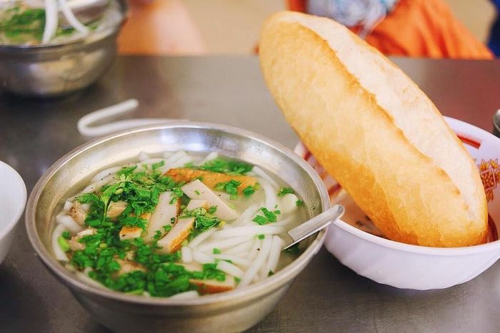 Bánh canh chả cá: Bánh canh chả cá là món ăn mang hương vị rất riêng của Phan Rang, Ninh Thuận. Sợi bánh canh rời, đục chứ không trong, dính như bánh canh thông thường. Bát bánh canh trong vắt gồm những sợi bún trắng đục, miếng chả cá chiên, hành ngò, mùi tiêu.