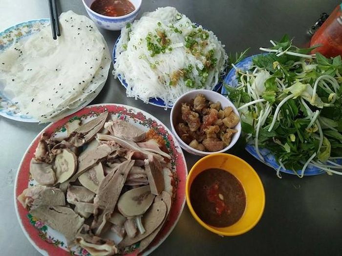 Bánh hỏi lòng heo: Món ăn này cũng được xem là một trong những món ngon đặc sản Phan Rang Ninh Thuận, dẫu rất bình dân và dễ tìm. Đĩa bánh hỏi lòng heo thường gồm có bánh hỏi trắng mịn phết chút mỡ hành trông vô cùng hấp dẫn, đĩa lòng heo luộc mềm mềm, béo ngậy, bánh tráng mỏng, thêm phần rau sống đủ loại và chén nước mắm gồm hai loại mắm nêm và mắm đậu phộng.