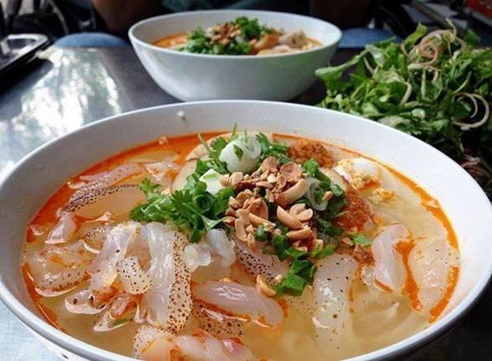 Bún sứa: Khi về Phan Rang, du khách phải tìm cách thưởng thức cho được một tô bún sứa cực kỳ đặc sắc không giống với bất kỳ tô bún sứa ở đâu. Sứa dùng để chế biến phải là những con sứa già, chắc và dày thịt, điều đặc biệt hấp dẫn được người ăn từ tô bún sứa Phan Rang là nồi nước lèo, được nấu bằng cà chua và không thể nào thiếu được những con cá con tươi ngon. Vì thế mà mùi vị của nồi nước lèo trở nên ngọt lịm.