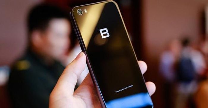 Do đó Bphone không giảm giá và không cần giảm giá đã hết hàng để bán trước khi ra mắt phiên bản mới” - ông Quảng khẳng định. Ông Quảng cũng cho rằng những thứ BKAV đã đầu tư vào Bphone nếu tính ra sẽ gấp nhiều lần giá thành của sản phẩm khi đến tay khách hàng.