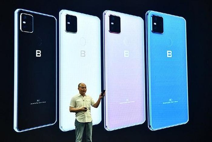 Khi đã làm chủ được công nghệ, Bkav thỏa sức đưa sự sáng tạo của mình vào sản phẩm. Thực tế chúng ta đã dẫn đầu nhiều xu hướng công nghệ, tạo dấu ấn riêng như: AI Camera, chụp Smacro, Màn hình tràn đáy, full cử chỉ, nhiếp ảnh điện toán…” - ông Quảng nhấn mạnh.