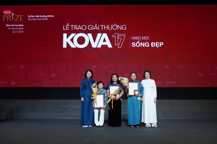 Chị Lê Thị Lan Anh nhận giải Kova lần thứ 17 ở hạng mục “Sống đẹp”.