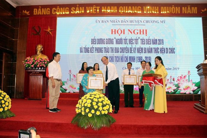 Chị Lê Thị Lan Anh nhận bằng khen về gương “Người tốt, việc tốt” do Chủ tịch Ủy ban nhân dân huyện Chương Mỹ trao tặng.