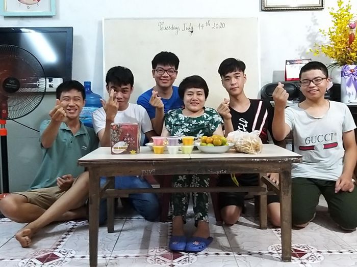 Khoảng thời gian rảnh rỗi ngoài giờ học, chị Lan Anh thường trò chuyện, tâm sự, động viên các em vượt khó, vươn lên trong cuộc sống