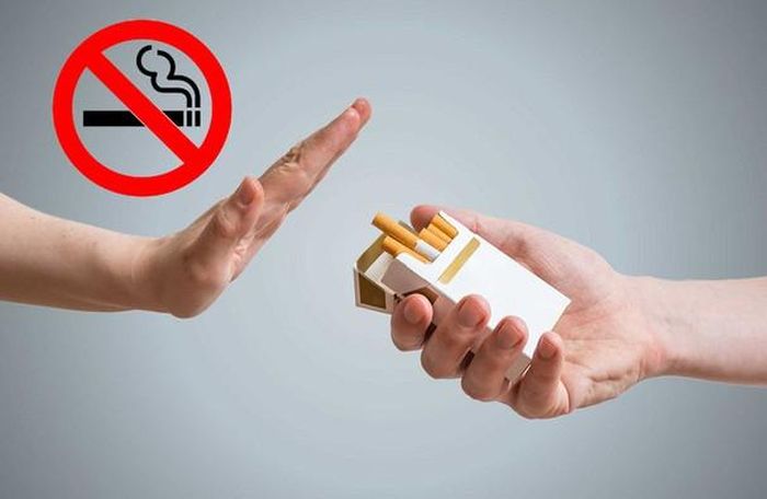 Hãy từ chối bất kỳ người nào đưa thuốc lá cho bạn. Ảnh: Nguồn Internet
