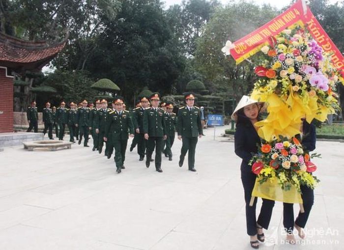 Các đồng chí trong Thường vụ Đảng ủy Cục và các cơ quan, đơn vị Cục Chính trị dâng hoa, dâng hương tưởng niệm Chủ tịch Hồ Chí Minh tại Khu di tích Kim Liên. Ảnh: Phùng Ngọc Thăng