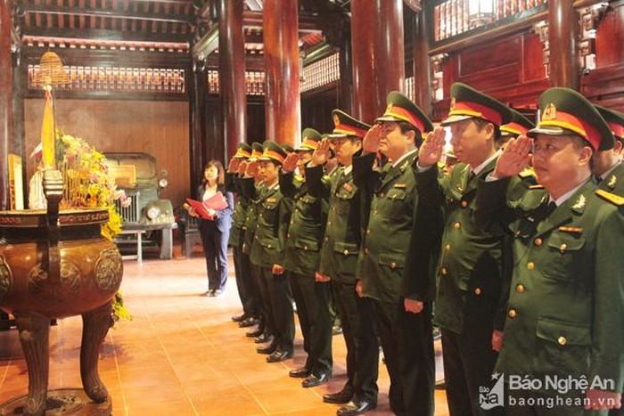Đoàn công tác Cục Chính trị tưởng niệm Chủ tịch Hồ Chí Minh tại Khu di tích Kim Liên. Ảnh: Phùng Ngọc Thăng