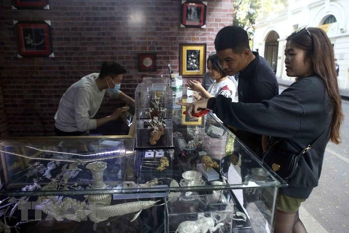Khách tham quan gian hàng của làng nghề đậu bạc Định Công. (Ảnh: Tuấn Đức/TTXVN)