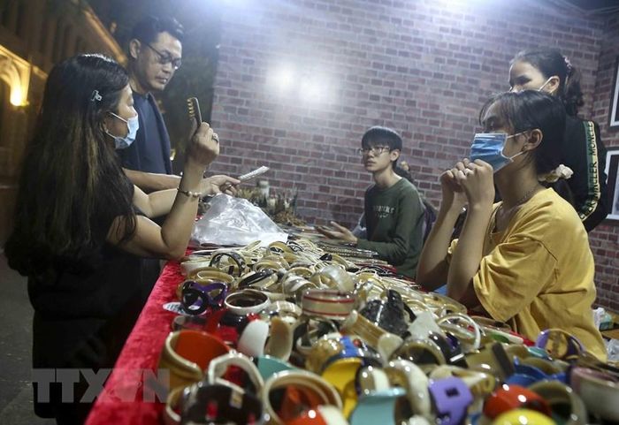 Khách tham quan gian hàng của làng nghề xương sừng Thụy Ứng. (Ảnh: Tuấn Đức/TTXVN)