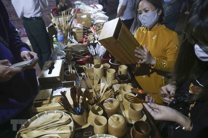 Khách tham quan gian hàng mây tre đan của làng nghề Bình Phú-Thạch Xá. (Ảnh: Tuấn Đức/TTXVN)