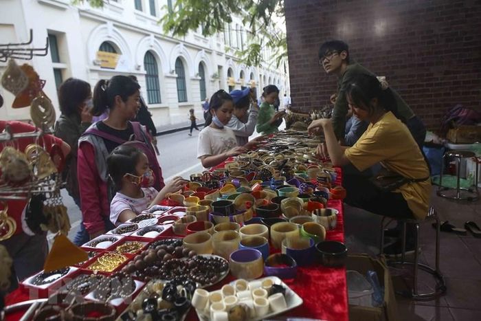 Khách tham quan gian hàng của làng nghề xương sừng Thụy Ứng. (Ảnh: Tuấn Đức/TTXVN)