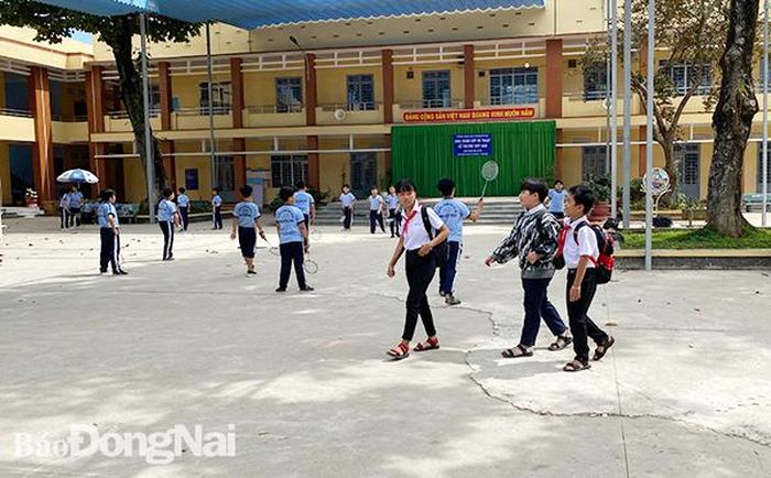 Học sinh Trường THCS Nguyễn Trãi (TP.Long Khánh) đến trường chuẩn bị cho buổi học mới. Ảnh: C.Nghĩa