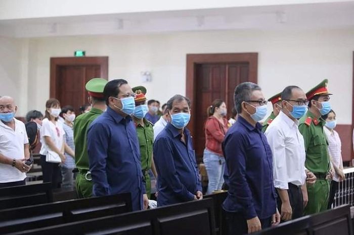 Các bị cáo đang nghe HĐXX tuyên án
