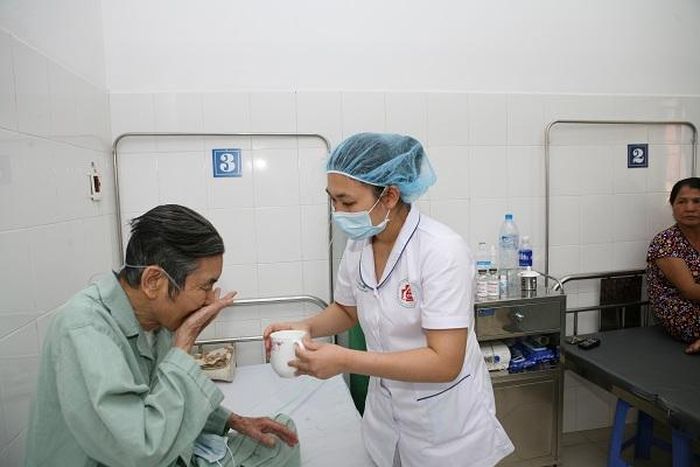 Điều trị cho bệnh nhân lao phổi. Ảnh: Trần Minh