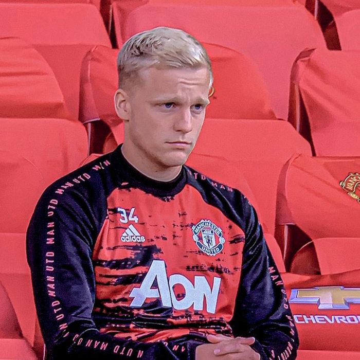 Chỗ quen thuộc của Van de Beek tại MU lúc này là ghế dự bị. Ảnh: Getty.