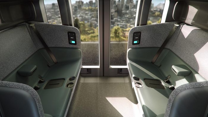 Bên trong, cabin của xe có 2 hàng ghế với 4 chỗ ngồi rộng rãi. Vì là xe tự hành nên không có sự xuất hiện của bảng tablo, vô-lăng hay các cụm điều khiển truyền thống. Hành khách có thể ra vào xe thông qua cửa trượt tự động.