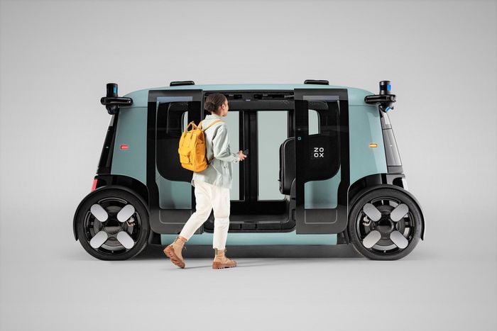 Chiếc robotaxi này hiện chưa có tên cụ thể mà được gọi chung là một phương tiện tự hành chạy điện. Công ty công nghệ Mỹ cho biết chiếc taxi được trang bị bộ pin dung lượng lên đến 133 kWh, cho phép xe hoạt động liên tục trong 16 giờ và vận tốc tối đa có thể đạt hơn 120 km/h.