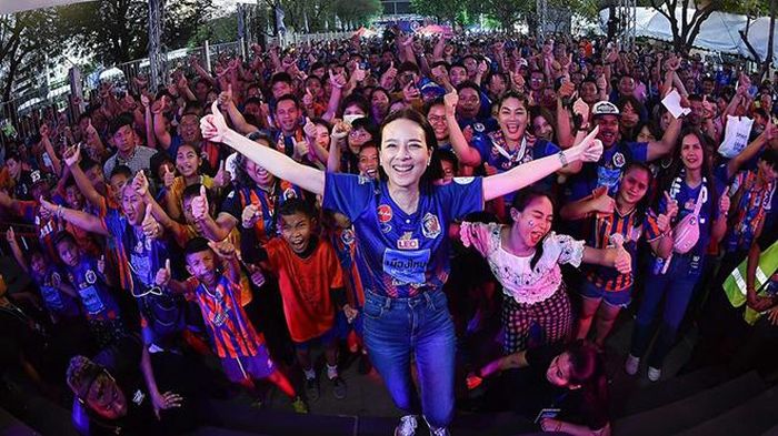 "Madam Pang" là thần tượng của nhiều CĐV xứ sở Chùa Vàng. Ảnh: Madam Pang