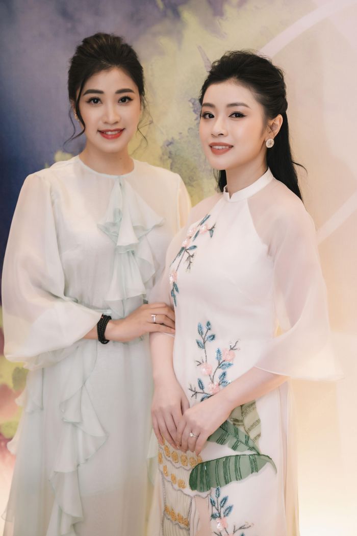 Ca sĩ Thu Hằng luôn có sự hỗ trợ của chị gái, ca sĩ Bích Hồng