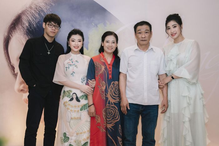 Gia đình luôn ủng hộ chị em Thu Hằng-Bích Hồng