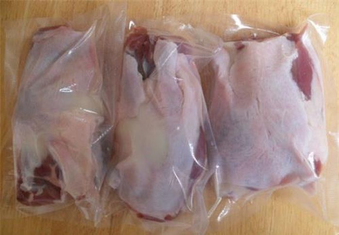 Các nguyên liệu cho món vịt hầm hạt sen.