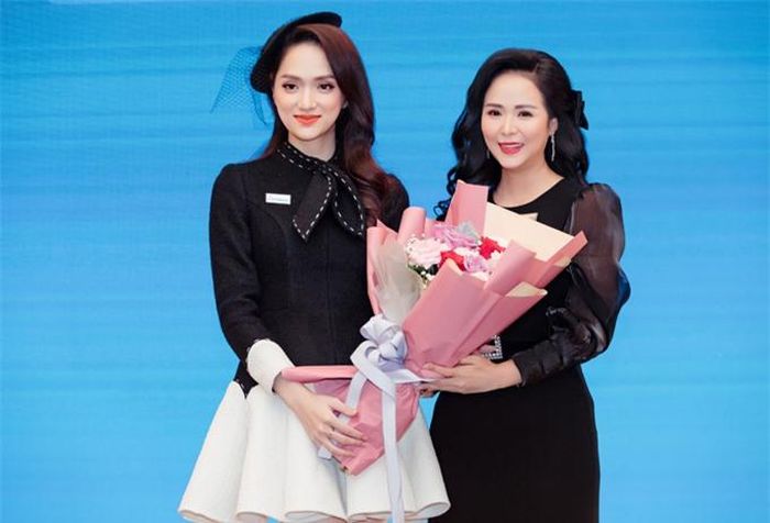 Hương Giang chúc mừng một nhân sự cùng công ty vừa nhận chức Giám đốc đối ngoại và đào tạo của tập đoàn.