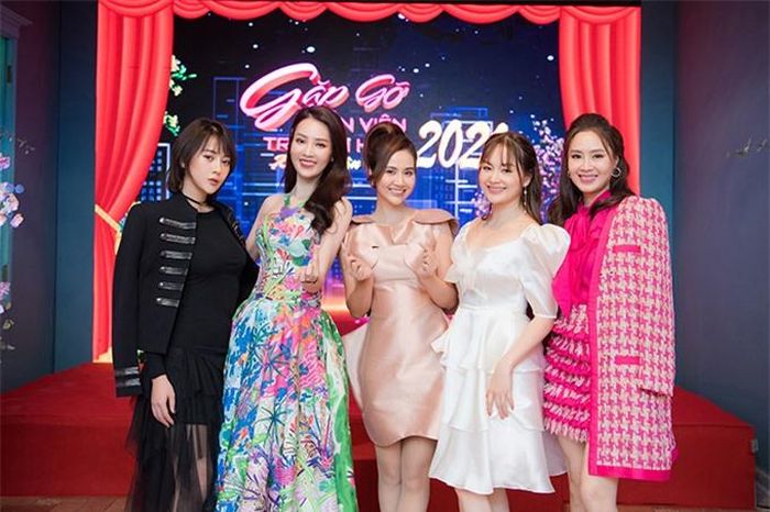Thụy Vân 'đọ sắc' với dàn nữ diễn viên bao gồm Phương Oanh, Huyền Lizzie, Lan Phương và Hồng Diễm (từ trái sang).