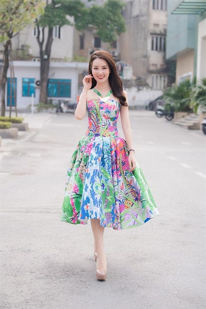 Váy xòe họa tiết rực rỡ mang đến sự vui tươi, phù hợp với không khí của các chương trình Tết. Thụy Vân cho biết, 2020 là một năm đáng nhớ với cô, không chỉ trong công việc mà còn cả cuộc sống riêng.