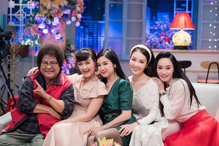 Thụy Vân khoe sắc khi ghi hình cùng các nghệ sĩ Minh Vượng, Vân Dung, Thu Hà và Quách Thu Phương (từ trái sang).