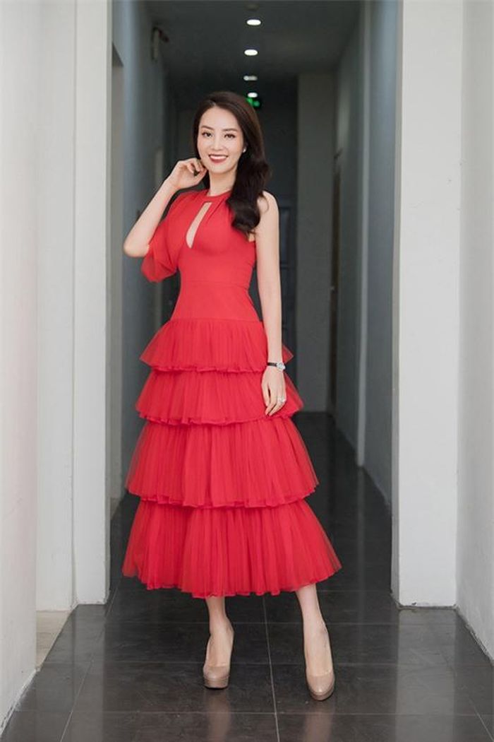 Chiếc váy xếp tầng đỏ rực giúp người đẹp nổi bật giữa dàn khách mời. Những chi tiết cắt xẻ được tiết chế khéo léo để khoe vẻ gợi cảm vừa đủ, tránh sự phản cảm khi lên hình.