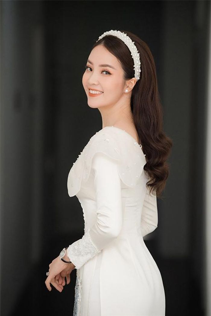 Đường may khéo léo của chiếc áo dài làm tôn lên đường cong gợi cảm nhưng vẫn đảm bảo sự kín đáo, thanh lịch cho Thụy Vân.