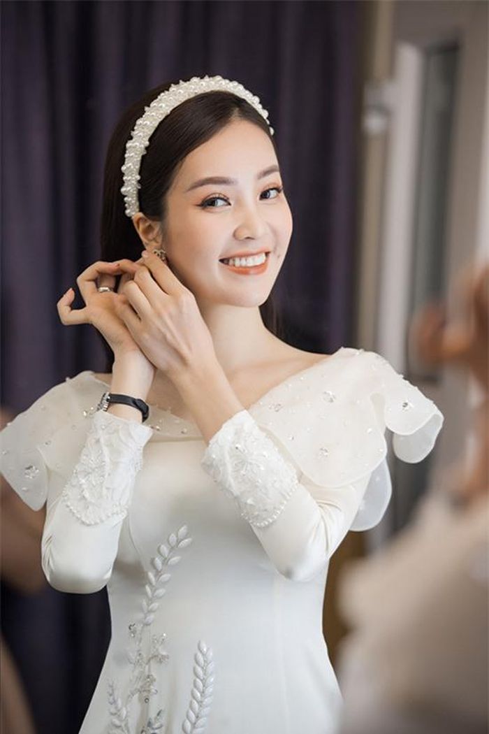 Chiếc áo dài của NTK Hòa Nguyễn trở nên điệu đà hơn khi được Thụy Vân phối với bờm tóc đính ngọc trai.