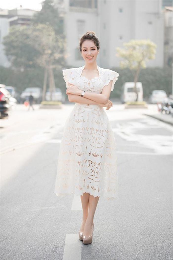 Cô thay bốn bộ trang phục khi ghi hình chương trình 'Gặp gỡ diễn viên truyền hình 2021'. Chất liệu ren được tạo nên từ kỹ thuật cắt laser mang đến vẻ thanh lịch, nền nã nhưng không kém phần gợi cảm cho Thụy Vân. Cô kết hợp trang phục với giày cao gót màu nude, đồng hồ hàng hiệu và kiểu tóc búi sang trọng.