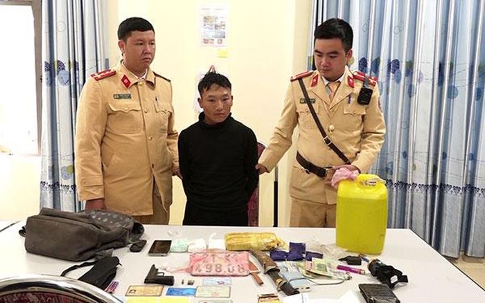 Đối tượng Giàng A Cha mang theo súng và dao nhọn để vận chuyển 1 bánh heroin và hơn 6 nghìn viên ma túy tổng hợp. 