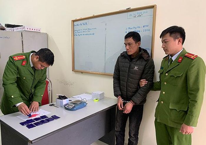 Đối tượng Lò Văn Ninh cùng tang vật tại cơ quan Công an. 