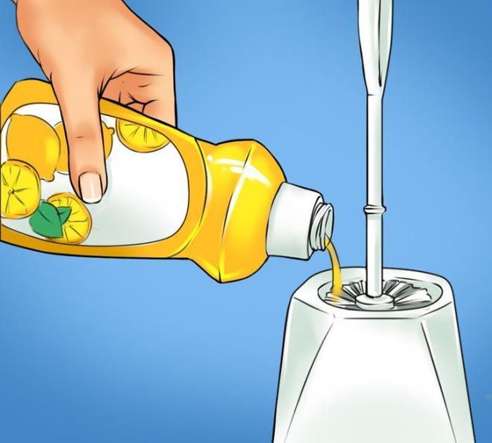 Chổi vệ sinh bồn cầu cũng có thể khiến nhà vệ sinh bốc mùi khó chịu. Vấn đề này có thể được giải quyết dễ dàng nếu thêm xà phòng lỏng vào giá đỡ của nó. Xà phòng sẽ tiêu diệt vi khuẩn sau khi bạn đã sử dụng bàn chải và có thể ngăn mùi lây lan thêm.